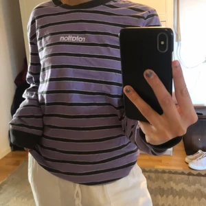 Randig tröja - Snygg randig tröja. Frakt ingår ej💖