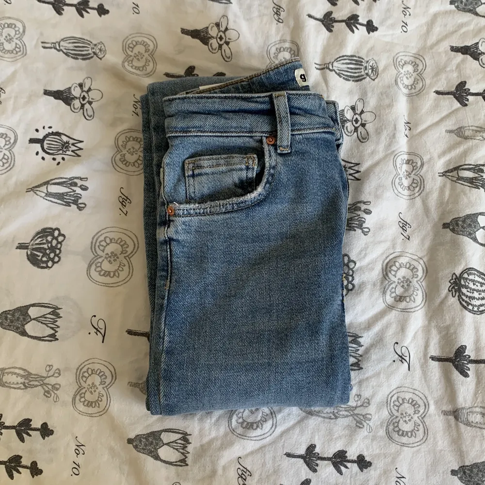 Aldrig använda Hedda Jeans från Gina Tricot i storlek 36. Jeansen kommer alltså i totalt nyskick då fel storlek köptes utan retur- eller bytesmöjligheter. Dessa passar alltså inte på mig så bilder på hur de sitter på mig kändes irrelevant. . Jeans & Byxor.