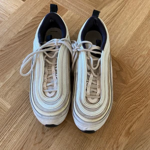 Nike air Max 97 - Säljer mina Nike air Max 97s då de är för små! Är köpta på Plick så är använda, men ändå bra skick 🥰 fin vit färg med lite ljus gula detaljer 