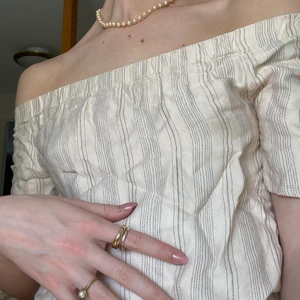 Söt sommartopp - Jättesöt off-the-shoulder tröja från H&M, supermjuk i materialet och glider inte ner. Tyvärr ganska skrynklig på bilderna, men är i nyskick i övrigt. ❤️‍🔥