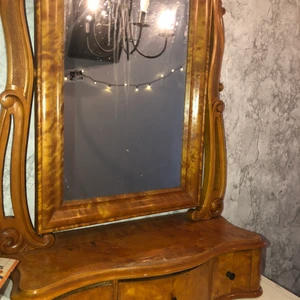 Gammal spegel med lådor  - Den hade små jack och sånt när jag köpte den pga att den e så gammal men jag tycker den har mycket karaktär. 