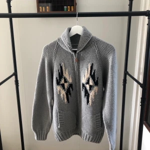 vintage indisk ulltröja - gott skick. storlek: L. längd: 108cm, bröst: 75 cm