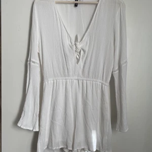 Jumpsuit - Vit jumpsuit/ byxdress från H&M i strl 44, men liten i storleken så passar säkert en 38. Aldrig använd✨🤍