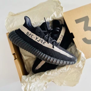 YEEZY 350 V2 OREO  - Endast använda 1 gång inomhus, fall inte mig i smaken   Medföljer kvitto & box  