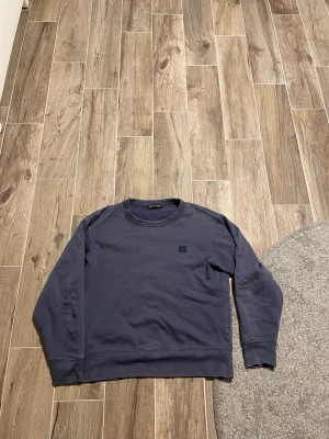 Acne studios crewneck  - Säljer nu en acne studios crewneck i storlek S. Skick 6/10 förutom att det är några fläckar på den.  Hör gärna av dig om du har frågor! 