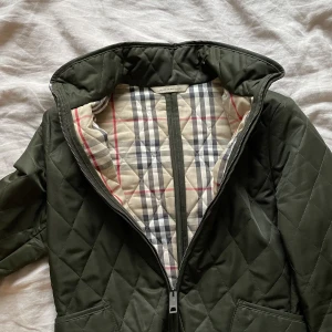 Burberry jacka XS - Tunn jacka från burberry i jättefin grön färg. För liten för mig tyvärr, så knappt använd