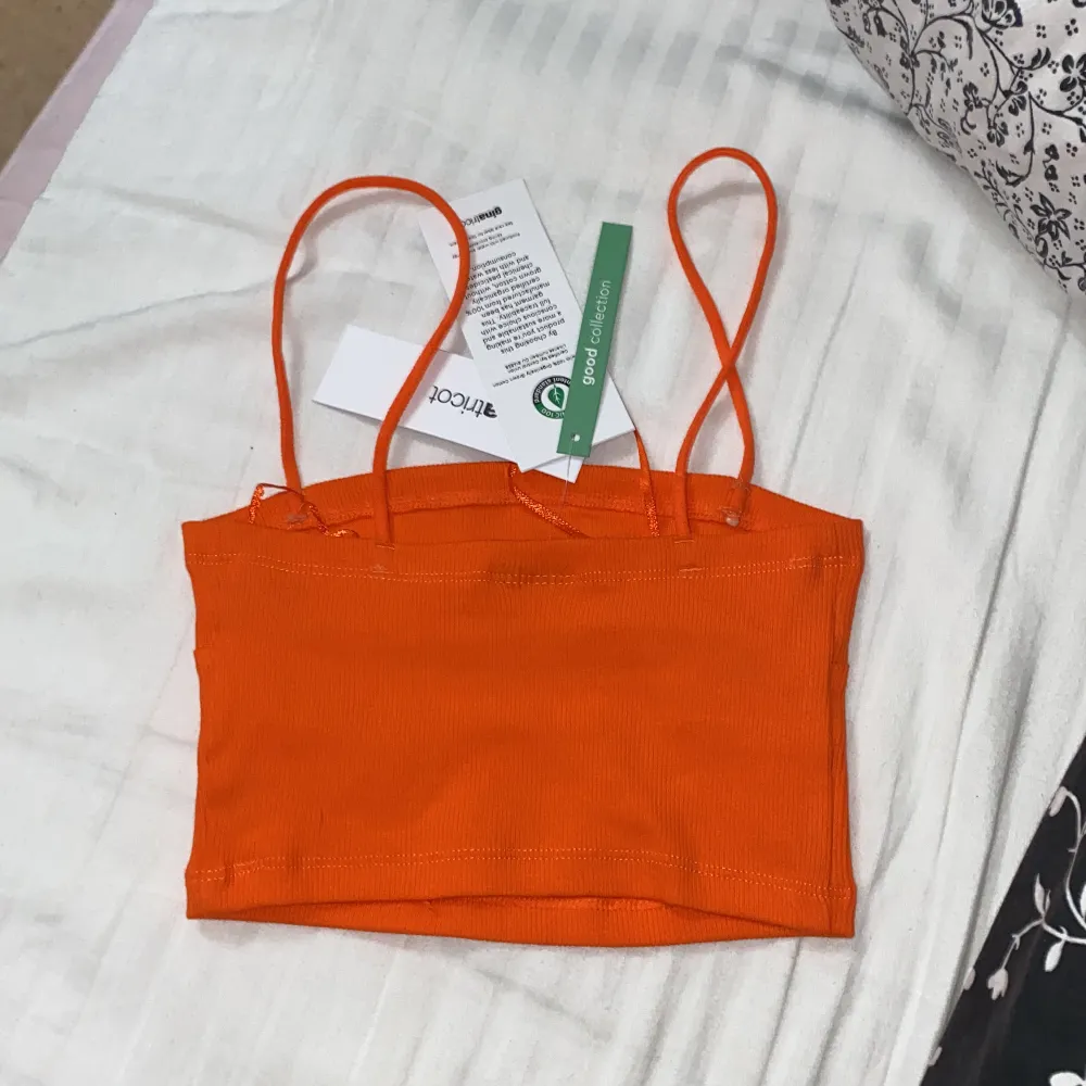 En helt ny gina tricot linne som är jättefin på. Tyvärr är storleken liten för mig och är därför den säljs. Är i färg orange och storlek XS. Nypris: 89kr. Köparen står för frakten ❤️. Toppar.