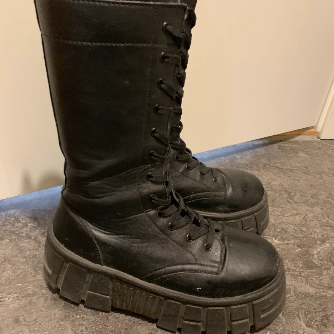 Svarta grova höga boots