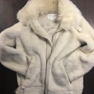 Vinterjacka Zara - Vit fuskpäls från Zara Storlek xs (funkar bra för s, eller tajt m) 