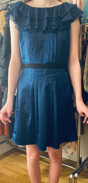 Klänning - Mörkblå satin klänning med chiffong runt axelpartiet. Söt men sexig, en riktig classy klänning.