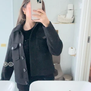 Lättare jacka - En tunnare jacka som kan användas på hösten/våren. Använd fåtal gånger. Köpt från vero Moda för 399kr 