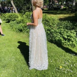 Balklänning  - Säljer min balklänning jag använde 1 gång. Nypris 2699.