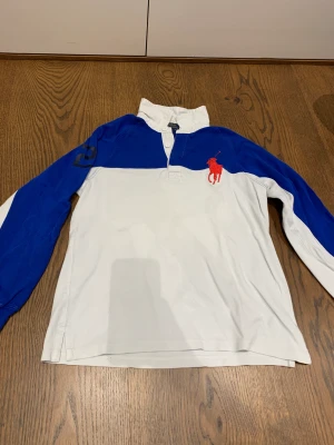 Långärmad tröja från Ralph Lauren  - Superfin långärmad pike från Ralph Lauren. I bra skick. Köpare står för frakt 