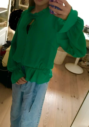 Blus,långarmad, Gina Tricot - Mycket bra skick! 45 cm lång och 40 cm bred.