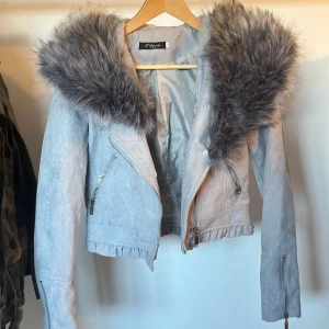 Jacka  - Jätte söt jacka med päls. Aldrig använd.  Kan skickas eller mötas upp 