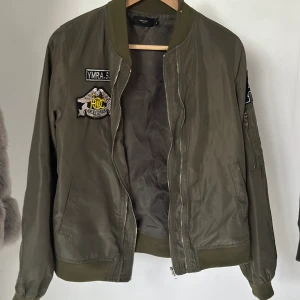 Bomberjacka  - Bomberjacka oanvänd  Strl S/M Kan fraktas eller mötas upp 