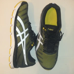 Asics tränningsskor/löparskor - Asics löparskor, minimalt använda då en storlek för stor. Fick som gåva men nypris 2-3 tusen kr som jag minns. 