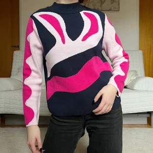 Mönstrad tröja - Säljer denna tröja med väldigt coolt mönster i storlek M💗