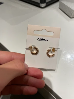 Örhängen  - Oanvända örhängen från glitter 🤩