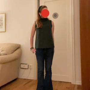 Polo tröja Zara - Jättesnygg polo topp från Zara! Storlek S Tror inte den finns att köpa längre Skriv för frågor/fler bilder!💛💛