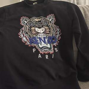 Säljer min Kenzo hoodie i stl L ( passar även M ) som jag aldrig använder längre. 