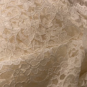 Vackert Spetstyg - Vackert skimmrigt spetstyg, 130x220cm. Inte kritvit färg, mera off-white. Nyinköpt för ca 800kr, aldrig använt. Från Italien. Kan användas till att sy klänningar, gardiner, slöjor, m.m. 