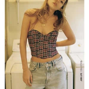 Zara korsett topp☺️☺️❤️❤️🙏🏽🙏🏽 - Säljer nu denna jättefina korsetten från zara, den är aldrig använd och har lappen kvar (bara testad)! Är i storlek M men den passar mig som är en S. Jag säljer pågrund av att jag har för mycket toppar/tröjor! Skriv priv för mer bilder osv..❤️ Köpt för 359