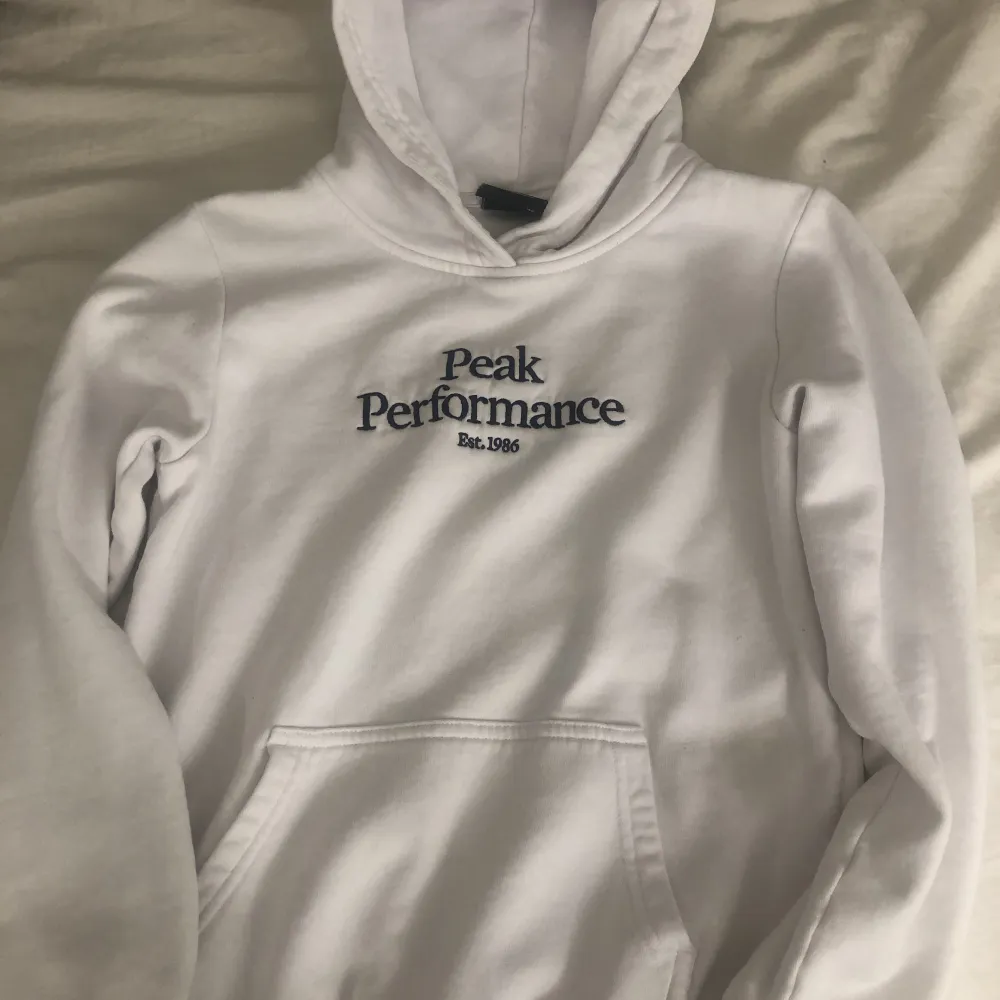 Vit peak hoodie  Väldigt fin och i bra skick, finns en fläck på den men är nästan helt osynlig  Priset kan diskuteras , du betalar frakt och ersätter inte postens slarv!. Hoodies.