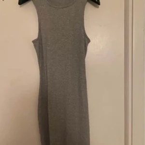 Grå klänningen  - Jättefin grå klänning som passar perfekt för sommaren, de jag älskar med klänningen är att den framhäver din midja och får till att du får en fin kropp