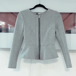 kofta  - väldigt fin kofta sitter så fint !  använd 3 gånger 