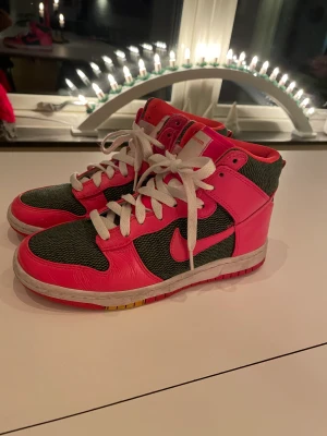 Nike dunk high - Feta Nike dunks. De är använda ett par gånger och i bra skick. 