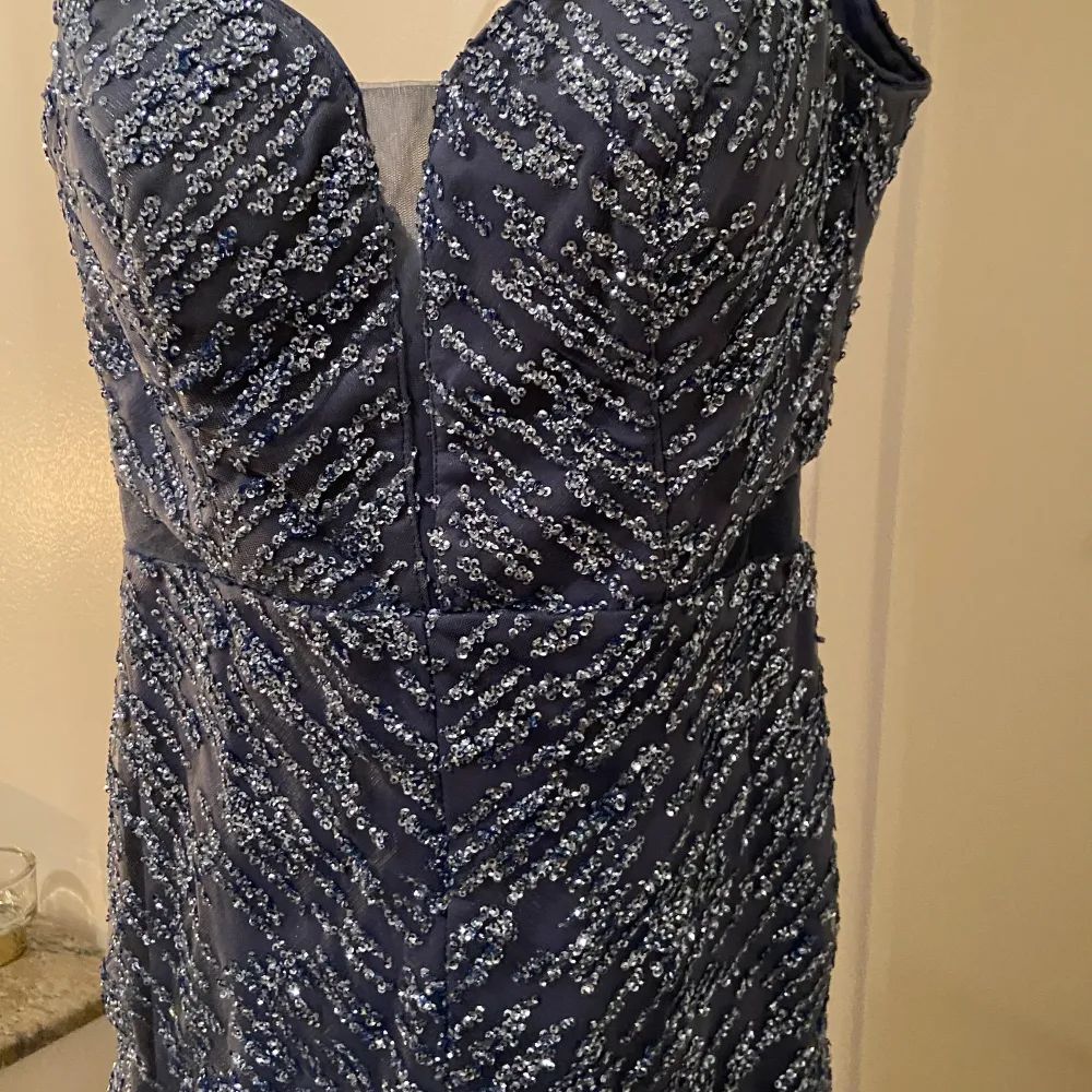 Jättesnygg blå paljett klänning som skimrar jättefint. Klänningen är tajt på kroppen och framhäver kroppens kurvor.  Använt i ett tillfälle under några timmar. . Klänningar.
