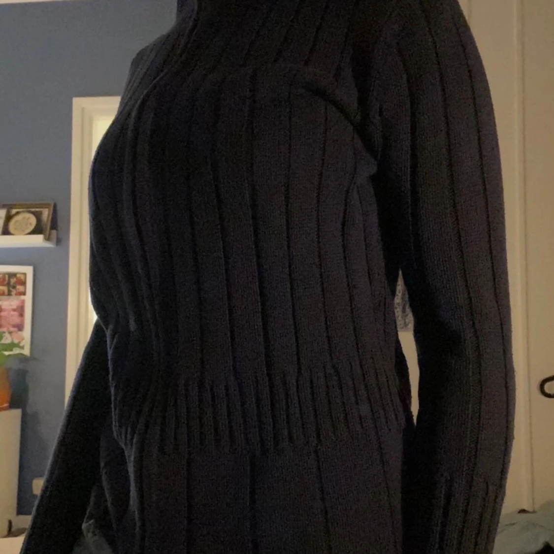 Blå kofta med hög krage