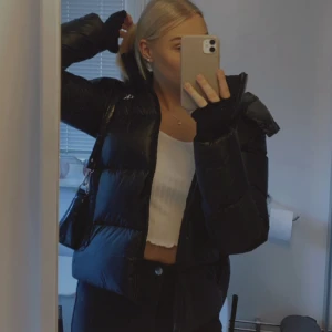 Calvin Klein jacka - Superfin Ck jacka, sparsamt använd och inga defekter. Super fint skick!! Nypris ca 2400. Lite liten i storleken, den passar mig som vanligtvis har s, skulle passa xs också☺️.