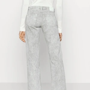 Low Arrow Jeans🤍 - säljer nu mina jeans från weekday då jag tycker att de inte riktigt är min stil och även att jag tycker de är lite korta på mig. Storleken är 26x30🤍 Köptes under sommaren och är använda 3 gånger🤍