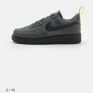 Nike air force 1 str 40,5 - Säljer skorna för ska köpa en vinterjacka skorna är i topp skick köpte den för 1 månad sen använt den kanske 2 veckor den är str 40,5 passar 41 också dom blir svarta i mörkret också det kommer med även ett par crease skydd.