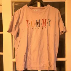 Pastell-lila, T-shirt från Tommy jeans i en något oversize passform