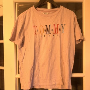 Tommy Jeans T-shirt M - Pastell-lila, T-shirt från Tommy jeans i en något oversize passform
