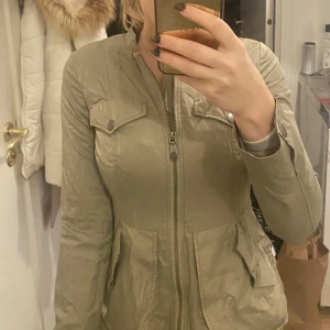 Jacka odd Molly  - Fin jacka från odd Molly. Storlek 0 (xs-s) Använd 1 gång endast. Så fin jacka men kanske skulle behövas strykas för få ut det bästa av den  