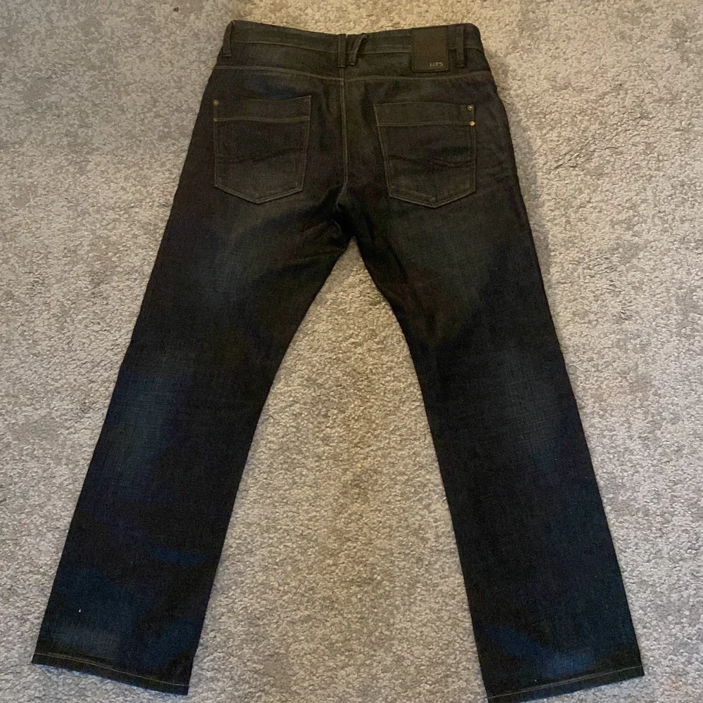 Ett par mörkblåa jeans ifrån Jack % Jones som är i bra skick och inte används så mycket. Jeans & Byxor.