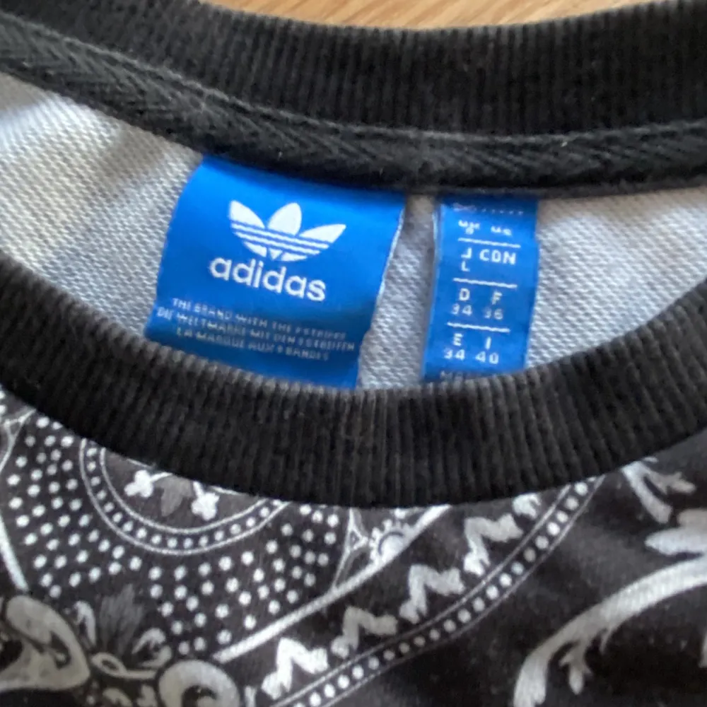 Cool tröja med mönster från Adidas som tyvärr inte kommer till användning längre. Köparen står för frakten!. Tröjor & Koftor.