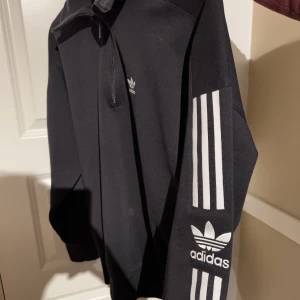 Adidas hoodie  - Säljer en jätte fin svart adidas hoodie i storlek S för endast 500kr. Skriv vid intresse. Köparen står för frakten. 🖤