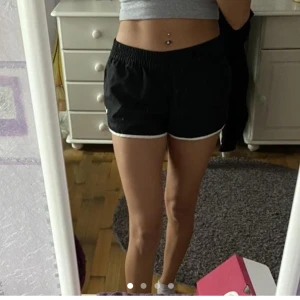 Adidas shorts - Snygga shorts från Adidas. Lågmidjade. Lite stora så kommer inte till användning. Bra skick. Bilder från min Depop : glitterte