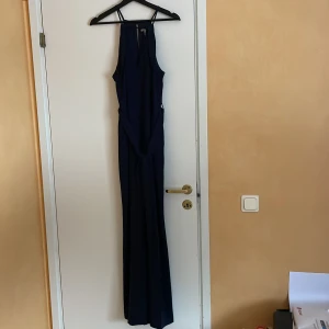 Byxdress marinblå - Använd 1 gång. Katt finns i hemmet