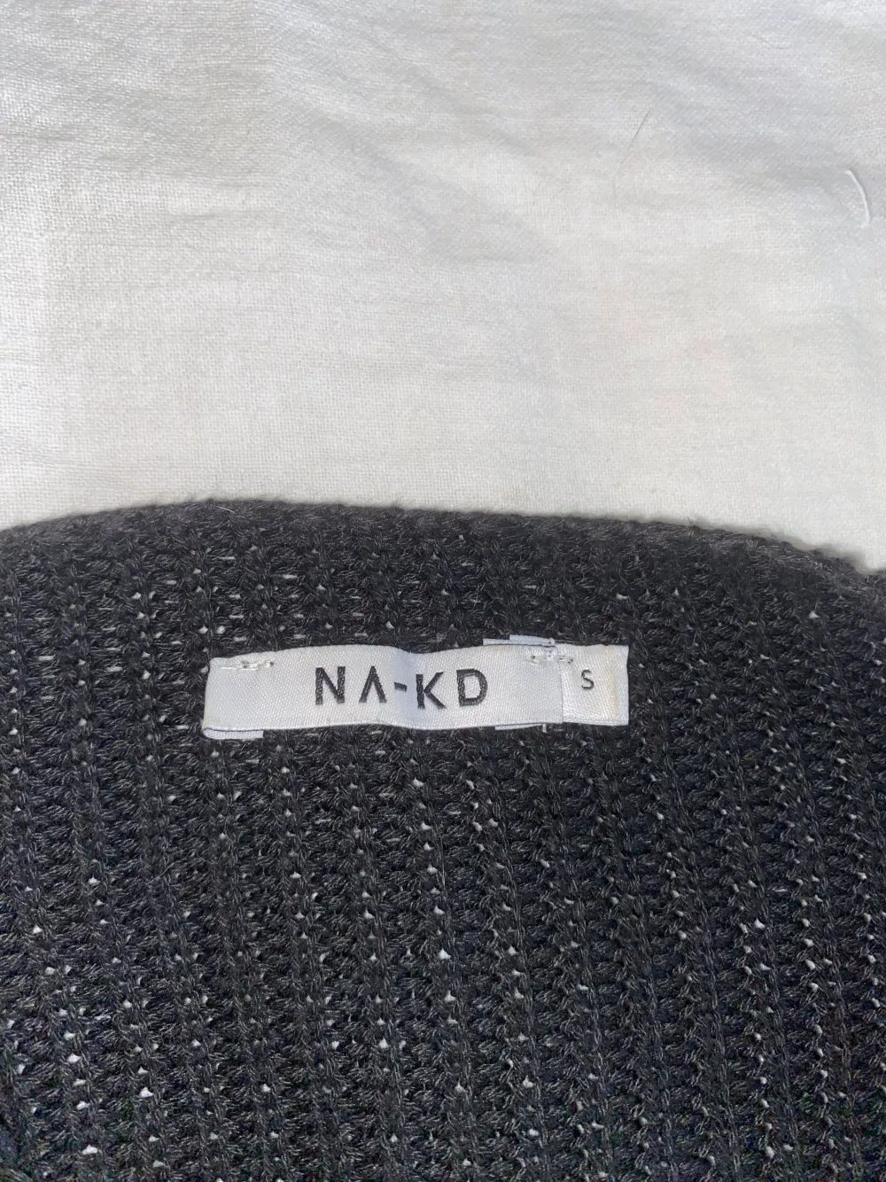 En superfin stickad tröja från NA-KD. Tröjan är lite oversize i armarna. Använd fåtal gånger. . Stickat.