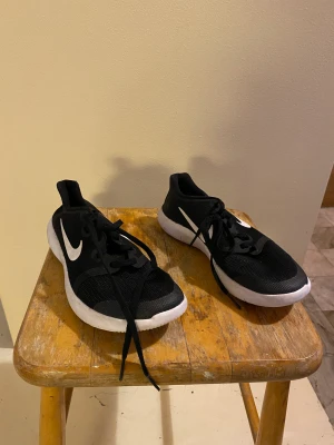 Nike Sneakers flex contact (svarta)  - Skor, sneakers, Uni sex  Strl 37.5    Mycket bra skick. Använda ett tiotal gånger.   Kostade nya 930 kr  195 kr 