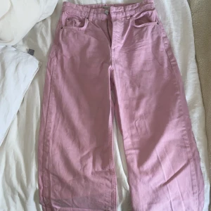 Rosa jeans  - Säljer dessa supersnygga jeans från Gina Tricot. Jeansen är bara använda en gång pga de har blivit för små för mig. 