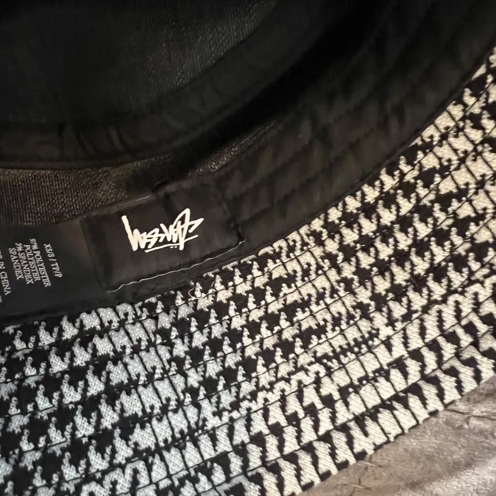 Bucket hat från populära Stüssy! Knappt använd. I svart/vit med röd logga  . Accessoarer.