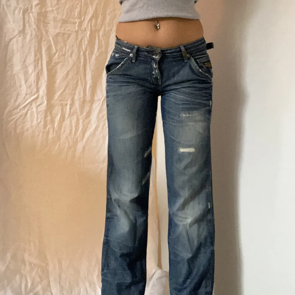 Använd gärna köp nu om du vill köpa/eller skriv till mig privat! Lowwaist straightleg jeans köpta secondhand Uppskattade mått:  Midja: cirka 80 Innerbenslängden: cirka 79. Jeans & Byxor.