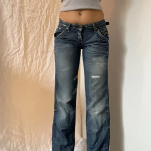 Lowaist jeans  - Använd gärna köp nu om du vill köpa/eller skriv till mig privat! Lowwaist straightleg jeans köpta secondhand Uppskattade mått:  Midja: cirka 80 Innerbenslängden: cirka 79